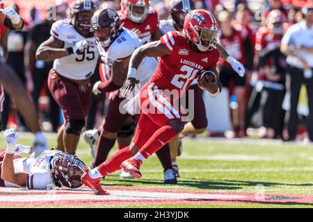 Louisiana-Lafayette Ragin Cajuns en arrière Chris Smith (21) porte le ballon après la défense de Bobcats de l'État du Texas, le samedi 30 octobre 2021, à LAFA Banque D'Images