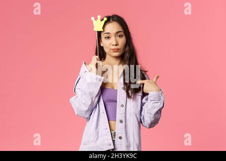 Concept vacances, style de vie et personnes.Portrait d'une jeune femme asiatique confiante et sousseuse qui se pointe, se sentant affirmée Banque D'Images