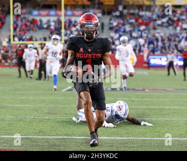 30 octobre 2021 : le grand receveur des Houston Cougars Nathaniel Dell (1) a obtenu un score lors d'une réception de 48 yards lors d'un match de football NCAA entre Houston et SMU le 30 octobre 2021 à Houston, Texas.(Image de crédit : © Scott Coleman/ZUMA Press Wire) Banque D'Images