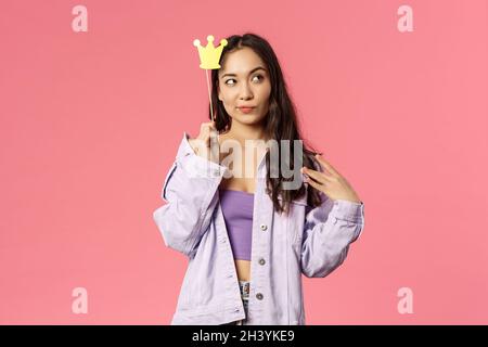 Concept vacances, style de vie et personnes.Portrait d'une jeune fille asiatique pleine de sérénité et d'assurance qui se tient à la recherche d'un cr Banque D'Images