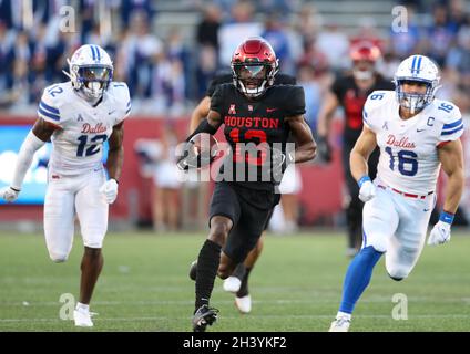 30 octobre 2021 : le grand receveur des Cougars de Houston Jeremy Singleton (13) porte le ballon lors d'un match de football NCAA entre Houston et SMU le 30 octobre 2021 à Houston, Texas.(Image de crédit : © Scott Coleman/ZUMA Press Wire) Banque D'Images