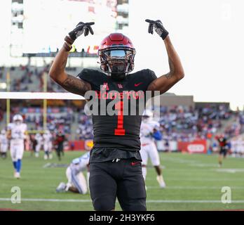 30 octobre 2021: Houston Cougars grand receveur Nathaniel Dell (1) gestes après avoir obtenu un score sur une réception de toucher de 48 yards lors d'un match de football NCAA entre Houston et SMU le 30 octobre 2021 à Houston, Texas.(Image de crédit : © Scott Coleman/ZUMA Press Wire) Banque D'Images