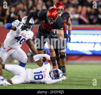 30 octobre 2021: Houston Cougars Tight End Christian Trahan (85) pas sur SMU Mustangs sécurité Chace Cromartie (18) sur un portage pendant un match de football NCAA entre Houston et SMU le 30 octobre 2021 à Houston, Texas.(Image de crédit : © Scott Coleman/ZUMA Press Wire) Banque D'Images