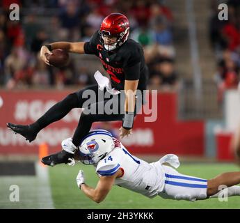 30 octobre 2021 : le quarterback Clayton Tune (3) de Houston Cougars tente d'éviter la tentative d'attaque du linebacker de SMU Mustangs Richard Moore (14) lors d'un match de football NCAA entre Houston et SMU le 30 octobre 2021 à Houston, Texas.(Image de crédit : © Scott Coleman/ZUMA Press Wire) Banque D'Images