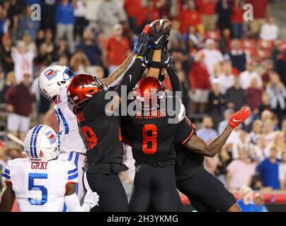 30 octobre 2021: Houston les défenseurs des Cougars attrape et défoncent une tentative de passage de Hail Mary par SMU alors que Houston se maintient pour gagner 44-37 dans un match de football NCAA le 30 octobre 2021 à Houston, Texas.(Image de crédit : © Scott Coleman/ZUMA Press Wire) Banque D'Images