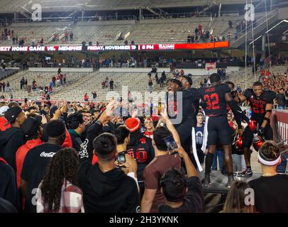 30 octobre 2021 : un groupe de joueurs de Houston Cougars fête sur le terrain avec des fans après une victoire de 44-37 sur le rival SMU dans un match de football NCAA le 30 octobre 2021 à Houston, Texas.(Image de crédit : © Scott Coleman/ZUMA Press Wire) Banque D'Images