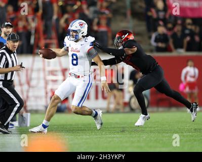 30 octobre 2021: Houston Cougars Corner back Marcus Jones (8) court SMU Mustangs Quarterback Tanner Mordecai (8) hors limites sur une emportant pendant un match de football NCAA entre Houston et SMU le 30 octobre 2021 à Houston, Texas.(Image de crédit : © Scott Coleman/ZUMA Press Wire) Banque D'Images