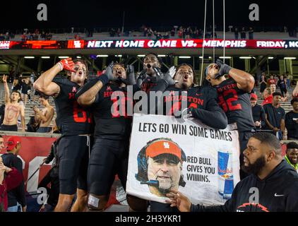 30 octobre 2021 : un groupe de joueurs de Houston Cougars fête sur le terrain avec des fans après une victoire de 44-37 sur le rival SMU dans un match de football NCAA le 30 octobre 2021 à Houston, Texas.(Image de crédit : © Scott Coleman/ZUMA Press Wire) Banque D'Images