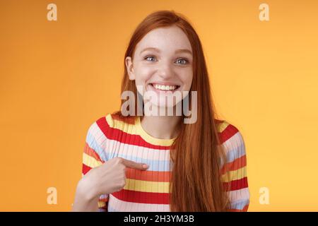 Heureux heureux excité sourire redhead fille choisi sourire gratitude ravie heureux se pointant semble surprise reconnaissant appareil photo a obtenu Banque D'Images