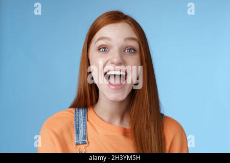 Amusant charismatique animée fille de gingembre sortant excités avoir des amis amusants hurler dire un sourire blanc parfait de montrer appréciez frien Banque D'Images