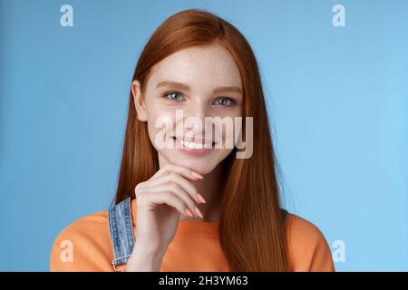 Curieuse intelligente créative jeune femme rouge yeux bleus ont l'idée parfaite comment passer des vacances d'été sourire joyeuse look intrigué Banque D'Images