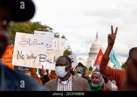 Washington, DC, Etats-Unis, 30 octobre 2021.Photo : les manifestants défilent sur Pennsylvania Avenue lors d'une manifestation contre le coup d'Etat militaire au Soudan.Des milliers de personnes de toute la côte est des États-Unis sont venues à Washington pour participer à la manifestation en solidarité avec des dizaines de milliers de manifestants au Soudan.Crédit : Allison Bailey / Alamy Live News Banque D'Images