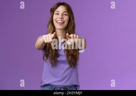 C'est vous.Sympathique heureux joyeux heureux heureux maurires-fille pointant des doigts appareil-photo sourire riant largement féliciter ami singi Banque D'Images