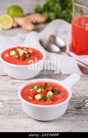 Gazpacho aux tomates pastèques dans des bols Banque D'Images