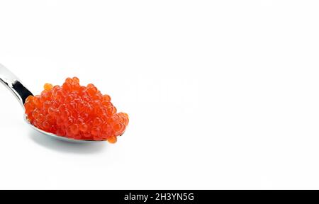 Caviar de saumon kéta rouge à grain frais dans une cuillère métallique, fond blanc Banque D'Images