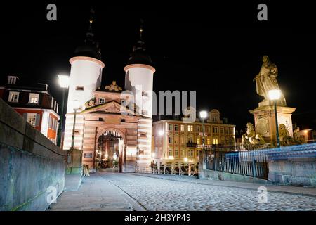 Heidelberg, Allemagne.28 octobre 2021.La lumière d'un phare allume la porte du pont à l'ancien pont.La ville veut interdire les kiosques contenant de l'alcool dans l'assortiment de la vente nocturne d'alcool à haute épreuve afin d'empêcher les bites de boire qui sortent de la main.Credit: Uwe Anspach/dpa/Alamy Live News Banque D'Images