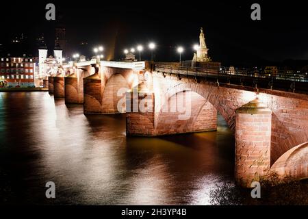 Heidelberg, Allemagne.28 octobre 2021.Le vieux pont illuminé la nuit.La ville veut interdire aux kiosques contenant de l'alcool dans l'assortiment la vente nocturne d'alcool à haute épreuve afin d'éviter que les boissons alcoolisées ne soient à portée de main.(À dpa beuge boire dans la vieille ville - Heidelberg introduit l'interdiction de la vente d'alcool) Credit: Uwe Anspach/dpa/Alamy Live News Banque D'Images