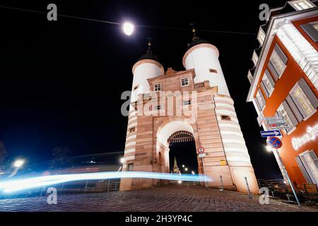 Heidelberg, Allemagne.28 octobre 2021.Une voiture passe devant la porte du pont à l'ancien pont (longue exposition).La ville veut interdire les kiosques contenant de l'alcool dans l'assortiment de la vente nocturne d'alcool à haute épreuve afin d'empêcher les bites de boire qui sortent de la main.(À dpa binge dans la vieille ville - Heidelberg introduit l'interdiction de la vente d'alcool) Credit: Uwe Anspach/dpa/Alamy Live News Banque D'Images