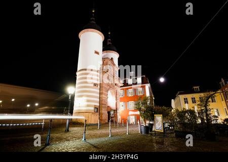 Heidelberg, Allemagne.28 octobre 2021.Une voiture passe devant la porte du pont à l'ancien pont (longue exposition).La ville veut interdire les kiosques contenant de l'alcool dans l'assortiment de la vente nocturne d'alcool à haute épreuve afin d'empêcher les bites de boire qui sortent de la main.(À dpa binge dans la vieille ville - Heidelberg introduit l'interdiction de la vente d'alcool) Credit: Uwe Anspach/dpa/Alamy Live News Banque D'Images