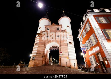 Heidelberg, Allemagne.28 octobre 2021.Vue sur la porte du pont de l'Alte Brücke.La ville veut interdire les kiosques contenant de l'alcool dans l'assortiment de la vente nocturne d'alcool à haute épreuve afin d'empêcher les bites de boire qui sortent de la main.Credit: Uwe Anspach/dpa/Alamy Live News Banque D'Images