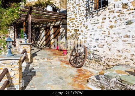 Vue sur la rue au village de Makrinitsa de Pelion, Grèce Banque D'Images