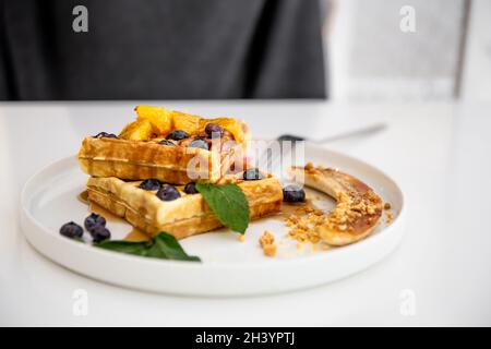 Gros plan de gaufres belges avec baies et fruits. Banque D'Images