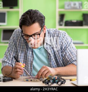Computer Engineer repairing broken desktop Banque D'Images