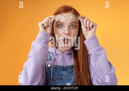 OMG pas de manière de freakin. Choc émotionnel redhead petite amie prendre des lunettes sans voix de la mâchoire de chute gastping étourdi grand-yeux caméra s. Banque D'Images