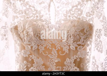 Gros plan d'une robe de demoiselle d'honneur doublée à motif fleuri. Banque D'Images