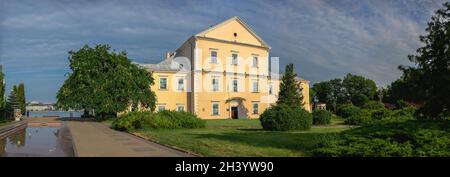 Ternopil, Ukraine 06.07.2021.Château historique sur le remblai de Ternopil, Ukraine, un matin d'été Banque D'Images