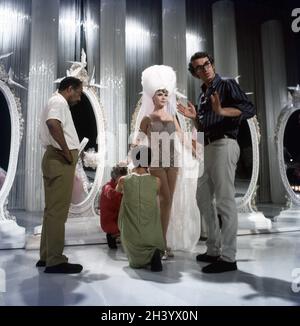 ANNE FRANCIS comme Ziegfeld Girl Georgia James sur le set a chanté avec les Assistants de Costume et le directeur de danse HERBERT ROSS pendant le tournageDe DRÔLE FILLE 1968 réalisateur WILLIAM WYLER pièce musicale / scénario Isobel Lennart musique Jule Styne paroles Bob Merrill costumeDesign Irene Sharaff producteur Ray Stark Rastar Productions / Columbia Pictures Banque D'Images