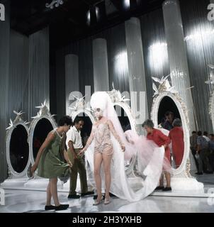 ANNE FRANCIS comme Ziegfeld Girl Georgia James sur le set Candid avec les Assistants de Costume et directeur de danse HERBERT ROSS(reflété dans le miroir)Pendant le tournage de DRÔLE DE FILLE 1968 réalisateur WILLIAM WYLER pièce musicale / scénario Isobel Lennart musique Jule Styne paroles BobMerrill costume design Irene Sharaff producteur Ray Stark Rastar Productions / Columbia Pictures Banque D'Images