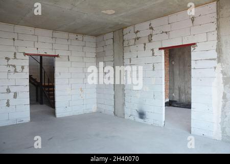Chambre intérieure en construction, linteaux de portes métalliques.Mur sans plâtre. Banque D'Images