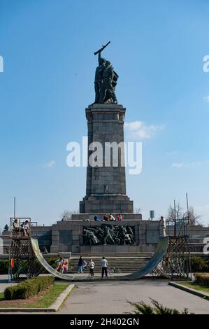 SOFI, BULGARIE - 19 janvier 2020 : une photo verticale du Monument de l'armée soviétique à Sofia, Bulgarie, et de jeunes Bulgares skate à proximité. Banque D'Images