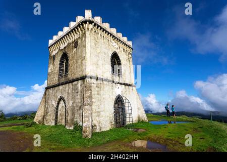 Mère et fils debout près du point de vue de Castelo Branco, île de Sao Miguel, Açores, Portugal Banque D'Images