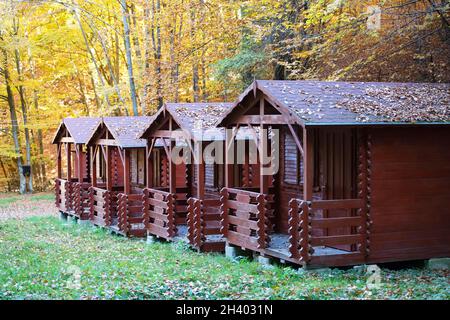 Paysage d'automne - petite maison en bois parmi les arbres d'automne jaunés Banque D'Images