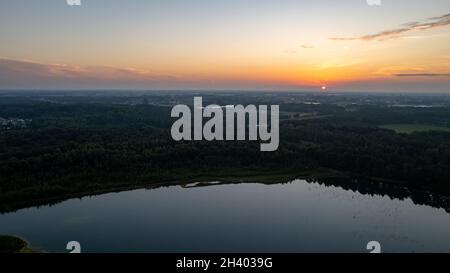 Magnifique ciel coloré au-dessus d'un lac au coucher du soleil.Scène paisible, personne en vue. Banque D'Images