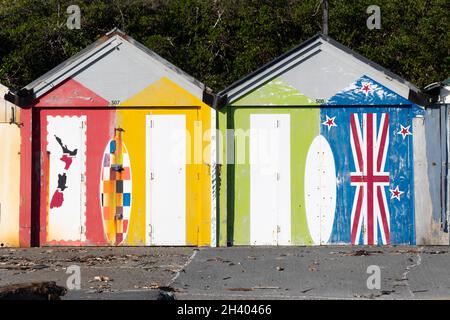 Hangars colorés à la plage de la baie de Titahi, Porirua, Wellington, Île du Nord, Nouvelle-Zélande Banque D'Images