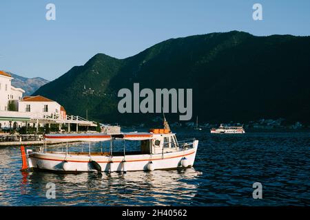 Bateau de plaisance en blanc près des montagnes de Perast. Banque D'Images