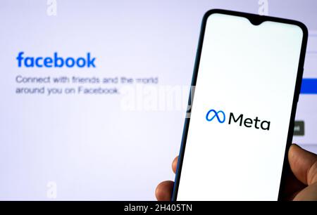 Meta Platform sur le smartphone avec Facebook page d'accueil en arrière-plan, le conglomérat américain de technologie multinationale Banque D'Images