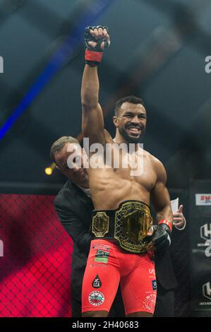 Paris, France.30 octobre 2021.Franceâs combattant des arts martiaux mixtes (MMA) Karl Amoussou remporte la ceinture de championnat Hexagone MMA lors de la deuxième édition de la MMA Hexagone dans le Zénith de Paris, France, le 30 octobre 2021 photo par Daniel Derajinski/ABACAPRESS.COM crédit: Abaca Press/Alay Live News Banque D'Images