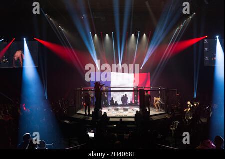 Paris, France.30 octobre 2021.Cette photo montre une cage pour les arts martiaux mixtes (MMA) lors de la deuxième édition de l'Hexagone MMA dans le Zénith de Paris, France, le 30 octobre 2021 photo par Daniel Derajinski/ABACAPRESS.COM crédit: Abaca Press/Alay Live News Banque D'Images