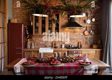 Cuisine confortable et décorée prête pour les fêtes de Noël Banque D'Images