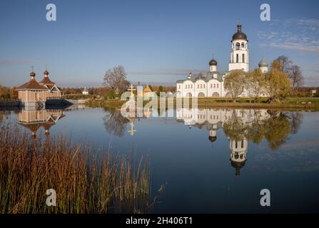 Le monastère orthodoxe russe de Krypetsky, le temple principal et les chapelles se reflètent dans l'eau du lac Saint.Région de Pskov, Russie Banque D'Images