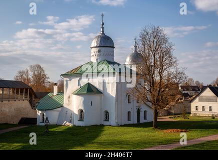 Izborsk, Russie - octobre 2021 : Eglise de Saint-Nicolas le Wonderworker sur le territoire de la forteresse d'Izborsk, région de Pskov Banque D'Images