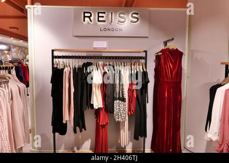 VÊTEMENTS REISS LONDON EXPOSÉS À L'INTÉRIEUR DE LA BOUTIQUE DE MODE Banque D'Images