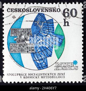 TCHÉCOSLOVAQUIE - VERS 1970: Un timbre imprimé en Tchécoslovaquie montre la météorologie de Molniya satelite, vers 1970 Banque D'Images