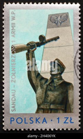 POLOGNE - VERS 1976: Un timbre imprimé en Pologne montre le premier monument de l'armée polonaise, par Bronislaw Konluszy, Varsovie, vers 1976 Banque D'Images