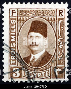 ÉGYPTE - VERS 1927 : un timbre imprimé en Égypte montre le roi Fuad I d'Égypte, vers 1927 Banque D'Images