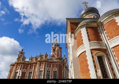 Belle cathédrale en briques Novo-Nikolsky à Mozhaysk, Russie Banque D'Images